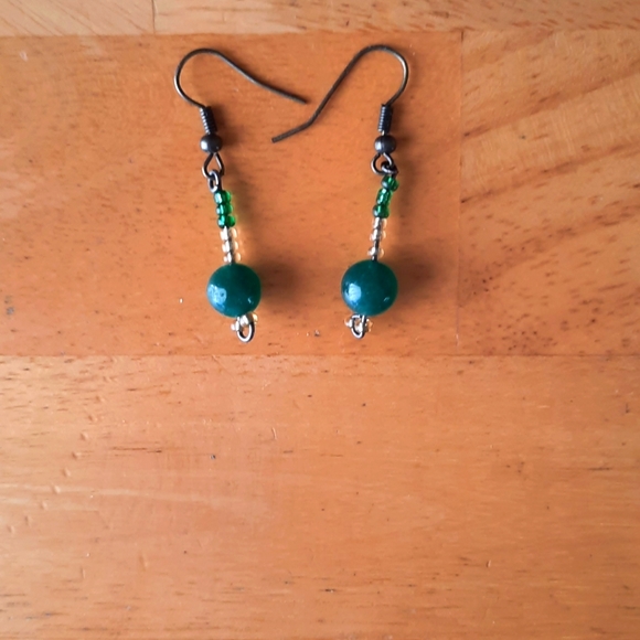 NWOT green and clear beaded dangle earrings - Picture 2 of 5